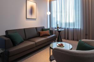 Next Hotel Melbourne, Curio Collection by Hilton的休息区