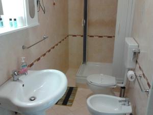 A bathroom at Il Laghetto