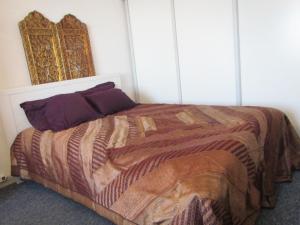 een slaapkamer met een groot bed in een kamer bij - - - - - Au Sixième Ciel - - - - - in Brussel