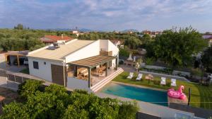 Bazén v ubytovaní Luxury Country House alebo v jeho blízkosti