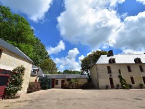 LantheuilにあるLuxurious mansion in Lantheuil with gardenの古い建物と空のある建物