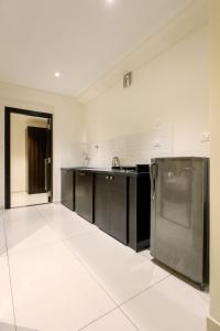 A kitchen or kitchenette at Hotel Paramount Suites & Service Apartments