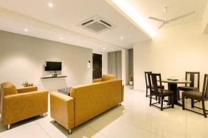 A seating area at Hotel Paramount Suites & Service Apartments