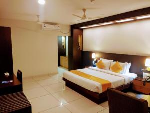 Un pat sau paturi într-o cameră la Hotel Virad