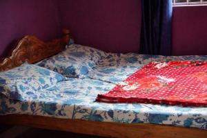 łóżko z kocem na górze w obiekcie Vamoose Balgal Homestay w mieście Kalasa