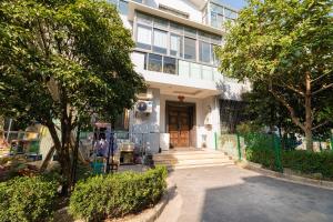 a building with a door and stairs in front of it at 上海铂怡公寓国家会展中心店 in Shanghai