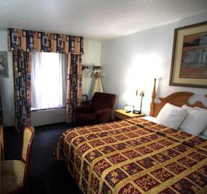 Un pat sau paturi într-o cameră la Norwood Inn and Suites - Minneapolis-St Paul Roseville