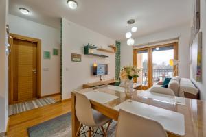 een eetkamer en een woonkamer met een tafel en stoelen bij Apartman Aleksandra S27 - Vila Elsa I Zlatibor in Zlatibor