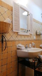 łazienka z umywalką i lustrem w obiekcie La Maisonette del Borgo w mieście Ronciglione +30 zdjęć