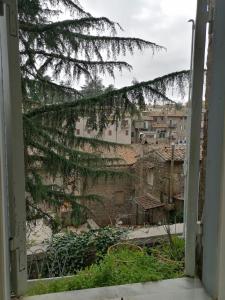 z otwartego okna z widokiem na miasto w obiekcie La Maisonette del Borgo w mieście Ronciglione
