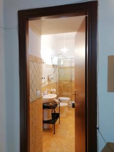 łazienka z umywalką i toaletą w obiekcie La Maisonette del Borgo w mieście Ronciglione
