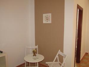 une chambre avec une table, deux chaises et une table dans l'établissement El Manantial, à Malaga