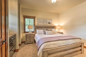 un dormitorio con una cama y una ventana en Walk to Main St and Marina Grand Lake Cabin!, en Grand Lake