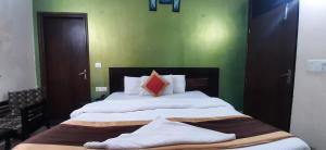 Postel nebo postele na pokoji v ubytování Hotel Kundan Palace