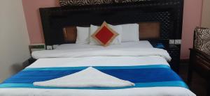 Postel nebo postele na pokoji v ubytování Hotel Kundan Palace