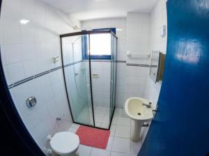 a bathroom with a shower and a toilet and a sink at Casa AMARELA - A 70 Metros da Areia da Praia dos Ingleses - 6 Pessoas in Florianópolis