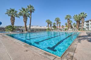 - une piscine avec des palmiers dans un complexe dans l'établissement Condo with Resort Amenities, by Downtown St George!, à Saint George