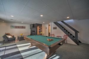 Τραπέζι μπιλιάρδου στο Cozy A-Frame Cabin with Pool Table 8 Mi to Mt Snow!