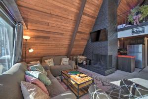 Χώρος καθιστικού στο Cozy A-Frame Cabin with Pool Table 8 Mi to Mt Snow!