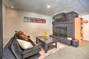 Χώρος καθιστικού στο Cozy A-Frame Cabin with Pool Table 8 Mi to Mt Snow!