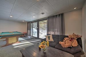 Χώρος καθιστικού στο Cozy A-Frame Cabin with Pool Table 8 Mi to Mt Snow!