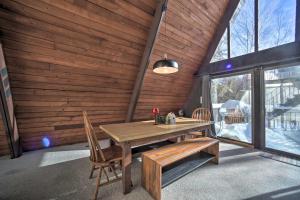Φωτογραφία από το άλμπουμ του Cozy A-Frame Cabin with Pool Table 8 Mi to Mt Snow! σε Wilmington
