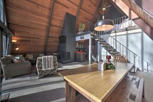 Χώρος καθιστικού στο Cozy A-Frame Cabin with Pool Table 8 Mi to Mt Snow!