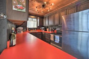Η κουζίνα ή μικρή κουζίνα στο Cozy A-Frame Cabin with Pool Table 8 Mi to Mt Snow!