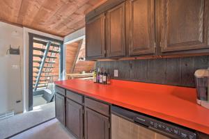 Η κουζίνα ή μικρή κουζίνα στο Cozy A-Frame Cabin with Pool Table 8 Mi to Mt Snow!