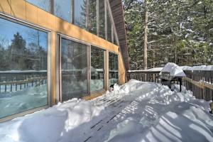 Το Cozy A-Frame Cabin with Pool Table 8 Mi to Mt Snow! τον χειμώνα