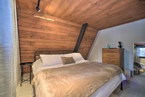 Ένα ή περισσότερα κρεβάτια σε δωμάτιο στο Cozy A-Frame Cabin with Pool Table 8 Mi to Mt Snow!