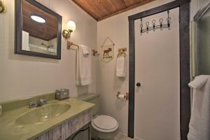 Ένα μπάνιο στο Cozy A-Frame Cabin with Pool Table 8 Mi to Mt Snow! +16 φωτογραφίες