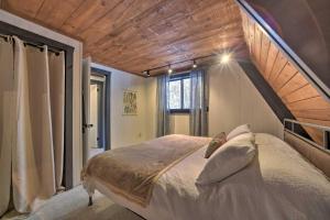 Ένα ή περισσότερα κρεβάτια σε δωμάτιο στο Cozy A-Frame Cabin with Pool Table 8 Mi to Mt Snow!