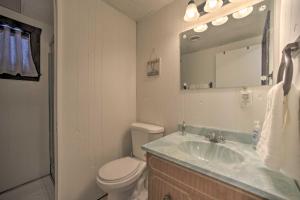 Ένα μπάνιο στο Cozy A-Frame Cabin with Pool Table 8 Mi to Mt Snow!