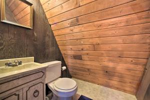 Ένα μπάνιο στο Cozy A-Frame Cabin with Pool Table 8 Mi to Mt Snow!