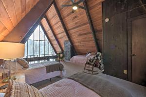 Ένα ή περισσότερα κρεβάτια σε δωμάτιο στο Cozy A-Frame Cabin with Pool Table 8 Mi to Mt Snow!