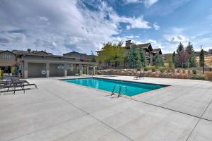 una piscina in un cortile con una casa di Edgewater Townhome about 7 Mi to Snowbasin Resort a Huntsville