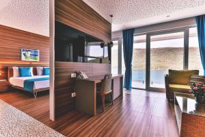 Postel nebo postele na pokoji v ubytování Carine Hotel Kumbor Superior