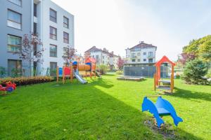 a playground in a yard next to a building at APARTAMENTY MIERZEJA - MARINA, Kąty Rybackie, 100 m od Zalewu Wiślanego in Kąty Rybackie