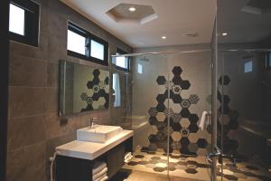 A bathroom at Sugar Island Inn