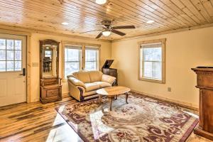 Quaint Appalachian Getaway about 2 Mi to Boone!的休息区