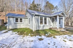 布恩Quaint Appalachian Getaway about 2 Mi to Boone!的一座白色的小房子,地面上积雪