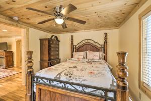 布恩Quaint Appalachian Getaway about 2 Mi to Boone!的带床和吊扇的卧室