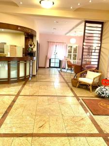 a large room with a lobby with chairs and tables at Hotel City Park Barlinek in Barlinek