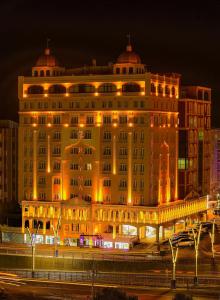 RAYMAR HOTELS MARDİN في ماردين: اضائة مبنى كبير في الليل