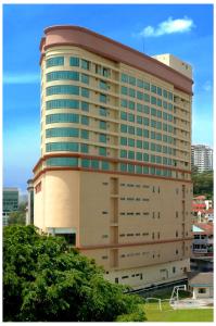 um grande edifício com muitas janelas em Oriental Crystal Hotel em Kajang