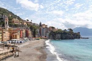 ソーリにあるla casa di Camillaの建物と海を望むビーチの景色を望めます。
