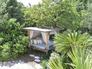 フレジュスにあるQuiet villa near the beach at Fr jusの木々や茂みのある庭園のベンチ