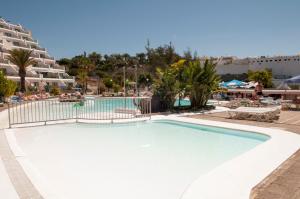 a swimming pool at a resort with a resort at Apartamentos Babalu in Puerto Rico de Gran Canaria