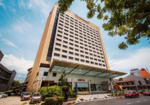 un edificio alto con coches estacionados frente a él en Sunway Hotel Georgetown Penang en George Town